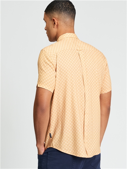 Short Sleeve Linear Geo Print Shirt in New Gold