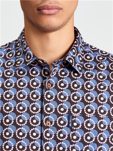 Short Sleeve Geo Spot Print Shirt in Coffee