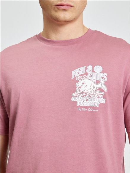 Short Sleeve Fish And Chips Tshirt in Raspberry