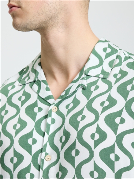 Short Sleeve Carnaby Geo Print Shirt in Forest