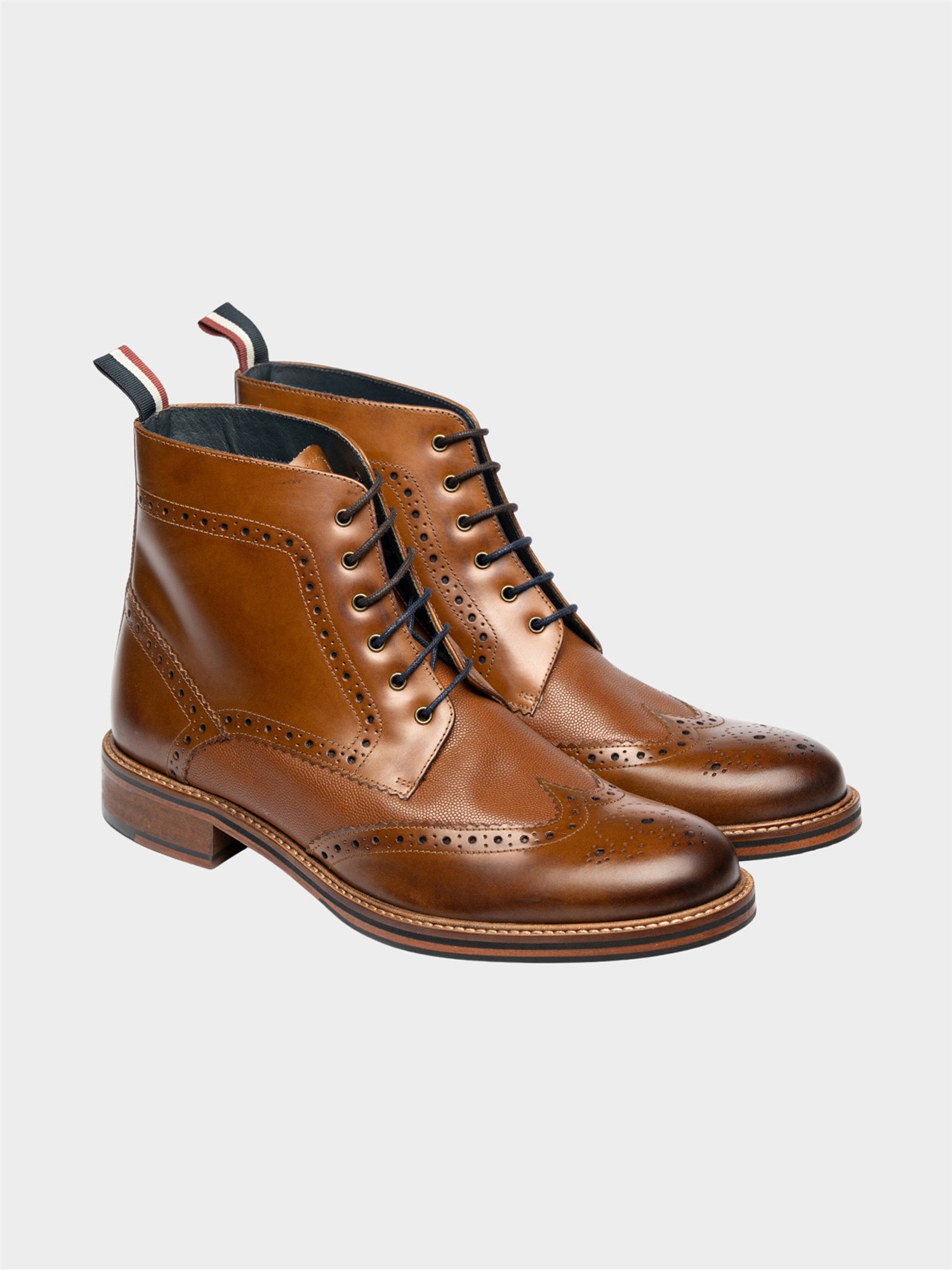 The Charlie New Orleans Brogue Boot: Stivale In Vitello E Camoscio, Suola Dainite, Realizzato A Mano A Northampton